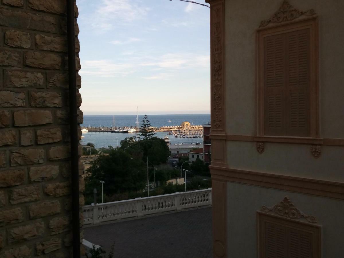 Isola Di Man Apartment Империа Екстериор снимка
