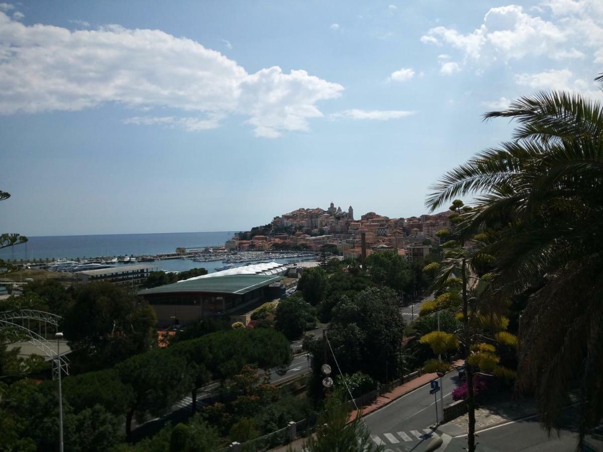 Isola Di Man Apartment Империа Екстериор снимка