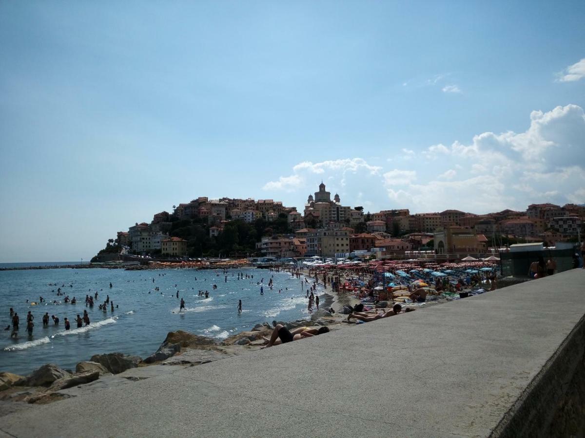 Isola Di Man Apartment Империа Екстериор снимка